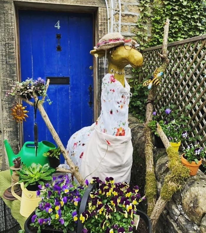 I Dress Up A 5-Foot Giraffe In My Garden In Costumes To Make My Neighbors Laugh (34 Pics) I Dress Up A 5-Foot Giraffe In My Garden In Costumes To Make My Neighbors Laugh (34 Pics)