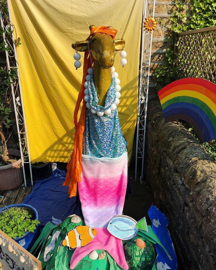 I Dress Up A 5-Foot Giraffe In My Garden In Costumes To Make My Neighbors Laugh (34 Pics) I Dress Up A 5-Foot Giraffe In My Garden In Costumes To Make My Neighbors Laugh (34 Pics)