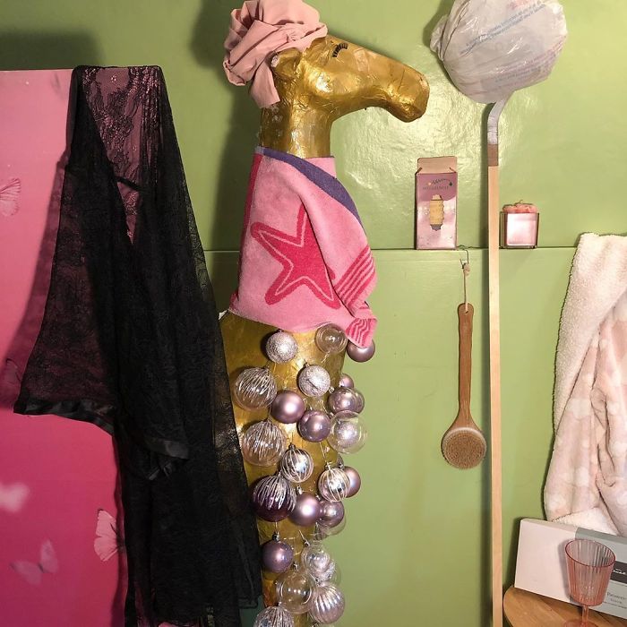 I Dress Up A 5-Foot Giraffe In My Garden In Costumes To Make My Neighbors Laugh (34 Pics) I Dress Up A 5-Foot Giraffe In My Garden In Costumes To Make My Neighbors Laugh (34 Pics)