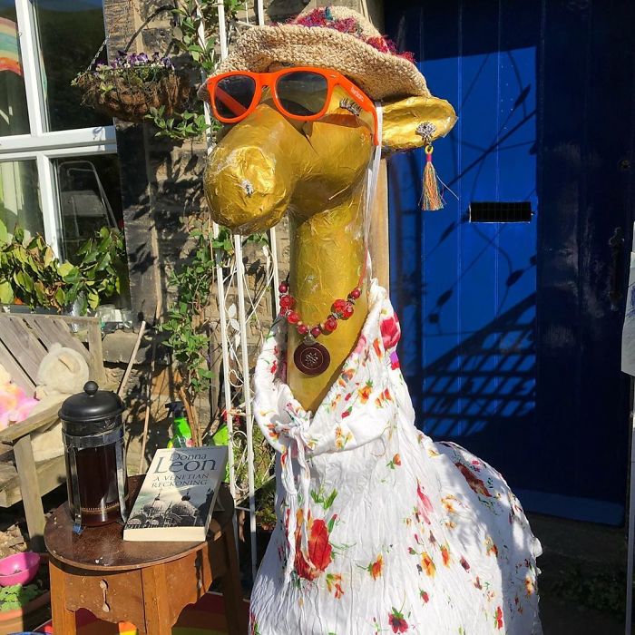 I Dress Up A 5-Foot Giraffe In My Garden In Costumes To Make My Neighbors Laugh (34 Pics) I Dress Up A 5-Foot Giraffe In My Garden In Costumes To Make My Neighbors Laugh (34 Pics)