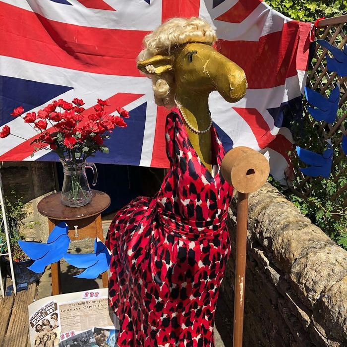 I Dress Up A 5-Foot Giraffe In My Garden In Costumes To Make My Neighbors Laugh (34 Pics) I Dress Up A 5-Foot Giraffe In My Garden In Costumes To Make My Neighbors Laugh (34 Pics)
