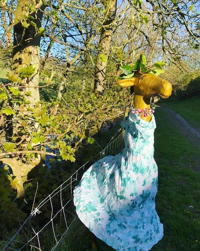 I Dress Up A 5-Foot Giraffe In My Garden In Costumes To Make My Neighbors Laugh (34 Pics) I Dress Up A 5-Foot Giraffe In My Garden In Costumes To Make My Neighbors Laugh (34 Pics)