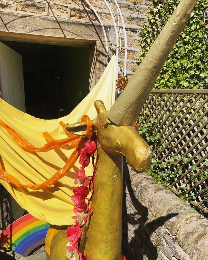 I Dress Up A 5-Foot Giraffe In My Garden In Costumes To Make My Neighbors Laugh (34 Pics) I Dress Up A 5-Foot Giraffe In My Garden In Costumes To Make My Neighbors Laugh (34 Pics)