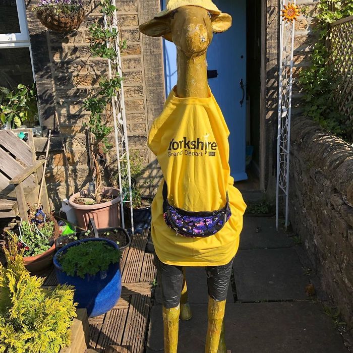 I Dress Up A 5-Foot Giraffe In My Garden In Costumes To Make My Neighbors Laugh (34 Pics) I Dress Up A 5-Foot Giraffe In My Garden In Costumes To Make My Neighbors Laugh (34 Pics)