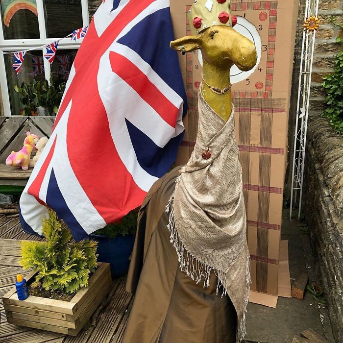 I Dress Up A 5-Foot Giraffe In My Garden In Costumes To Make My Neighbors Laugh (34 Pics) I Dress Up A 5-Foot Giraffe In My Garden In Costumes To Make My Neighbors Laugh (34 Pics)