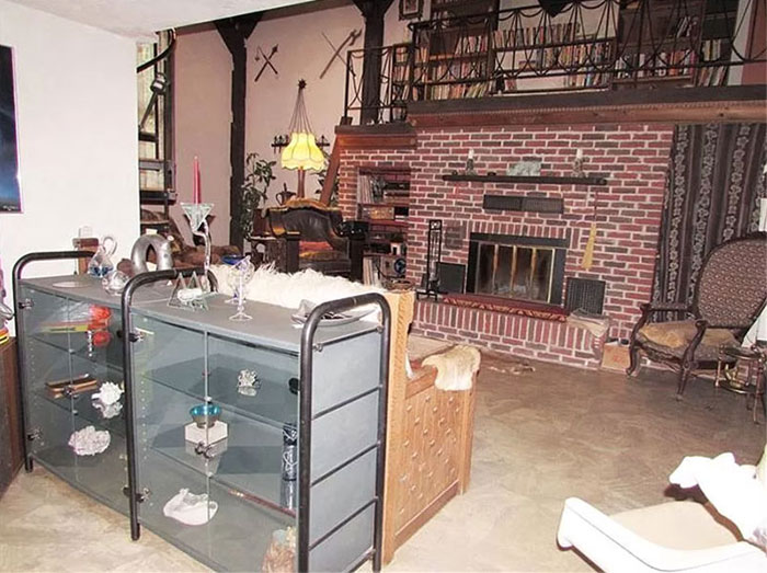 Someone Found This $159,900 House Listing That Looks Modest At First But Gets Weird Fast When You Look Inside Someone Found This $159,900 House Listing That Looks Modest At First But Gets Weird Fast When You Look Inside