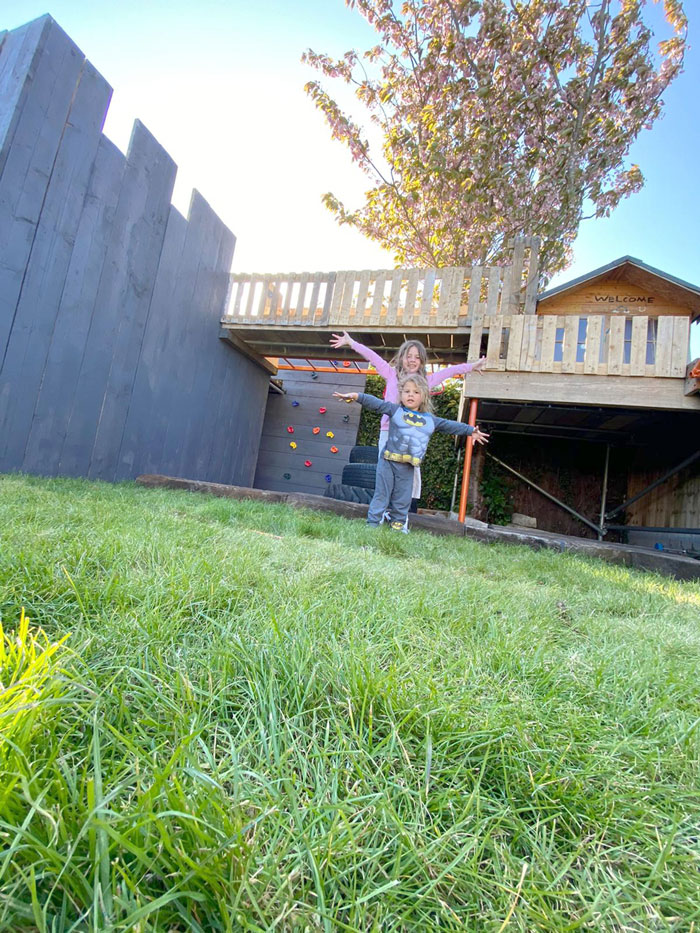 Savvy Dad Builds An Impressive Fortress For His Kids In Back Yard After Seeing How Expensive Tree Houses Are Savvy Dad Builds An Impressive Fortress For His Kids In Back Yard After Seeing How Expensive Tree Houses Are
