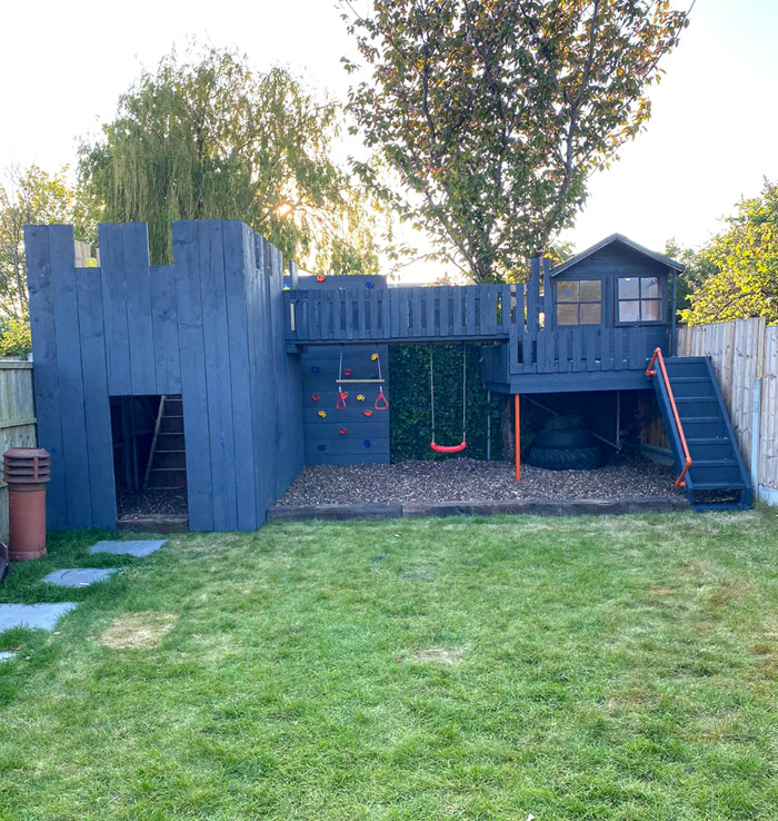 Savvy Dad Builds An Impressive Fortress For His Kids In Back Yard After Seeing How Expensive Tree Houses Are Savvy Dad Builds An Impressive Fortress For His Kids In Back Yard After Seeing How Expensive Tree Houses Are