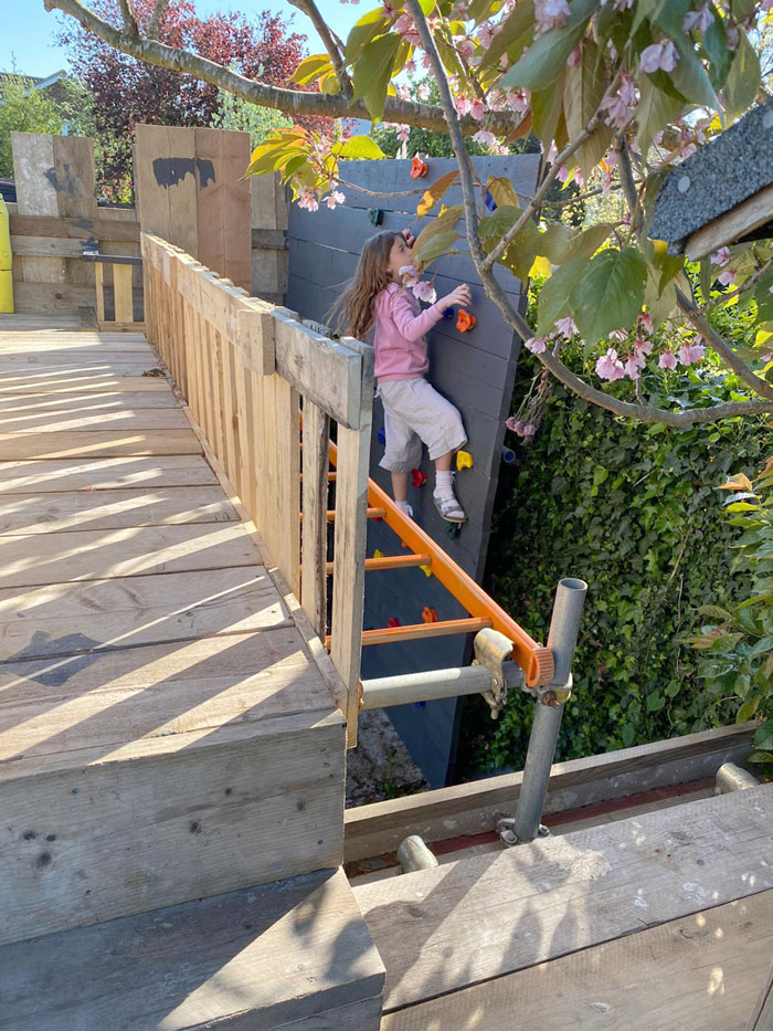 Savvy Dad Builds An Impressive Fortress For His Kids In Back Yard After Seeing How Expensive Tree Houses Are Savvy Dad Builds An Impressive Fortress For His Kids In Back Yard After Seeing How Expensive Tree Houses Are