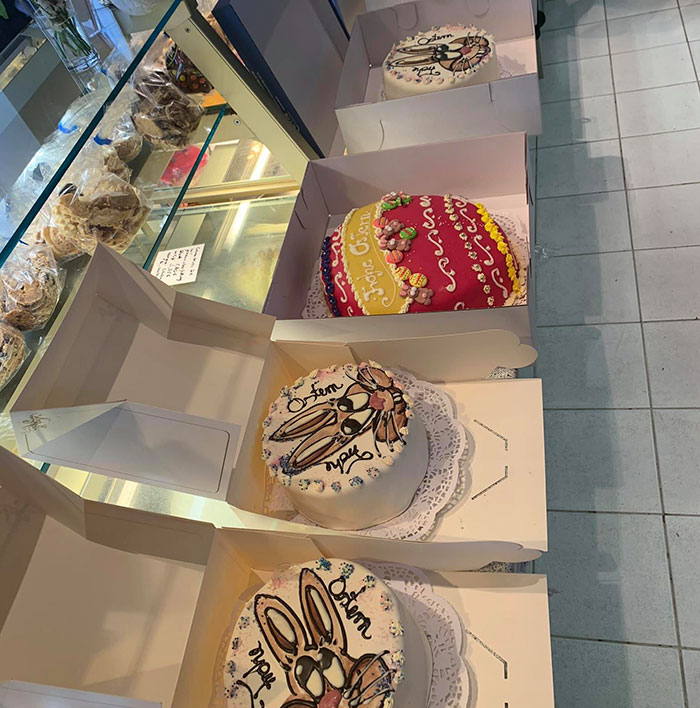 Cafe In Germany Gives Customers Hats With Pool Noodles To Keep Them Apart Cafe In Germany Gives Customers Hats With Pool Noodles To Keep Them Apart