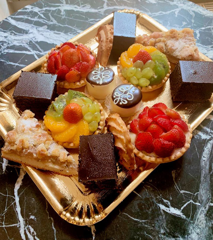 Cafe In Germany Gives Customers Hats With Pool Noodles To Keep Them Apart Cafe In Germany Gives Customers Hats With Pool Noodles To Keep Them Apart