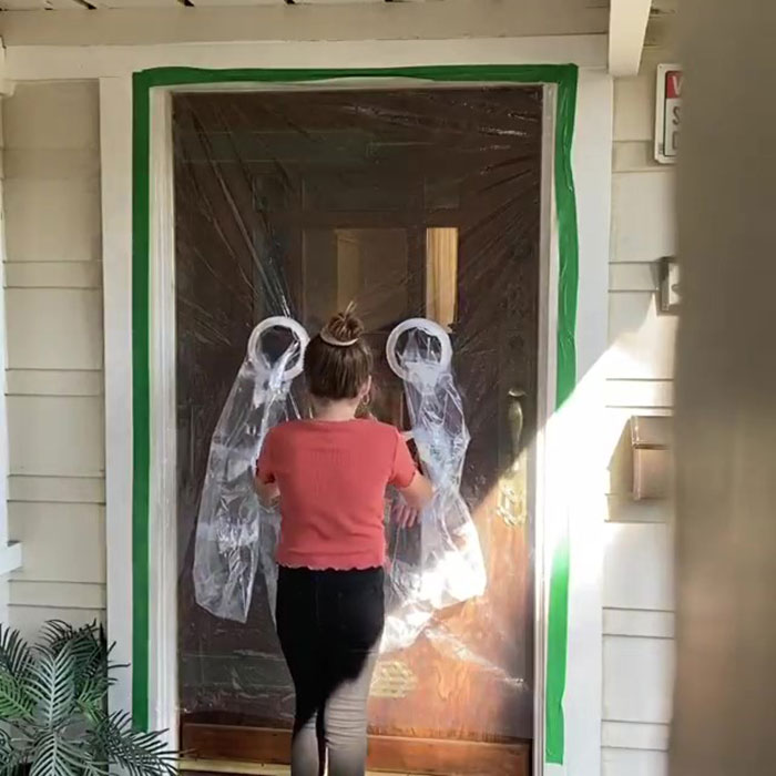 10-Year-Old Designs A Plastic Curtain To Be Able To Hug Her Grandparents Safely During Quarantine 10-Year-Old Designs A Plastic Curtain To Be Able To Hug Her Grandparents Safely During Quarantine