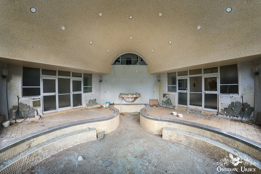 I Explored A Spa In Japan Abandoned Since The 1990s (12 Pics) I Explored A Spa In Japan Abandoned Since The 1990s (12 Pics)