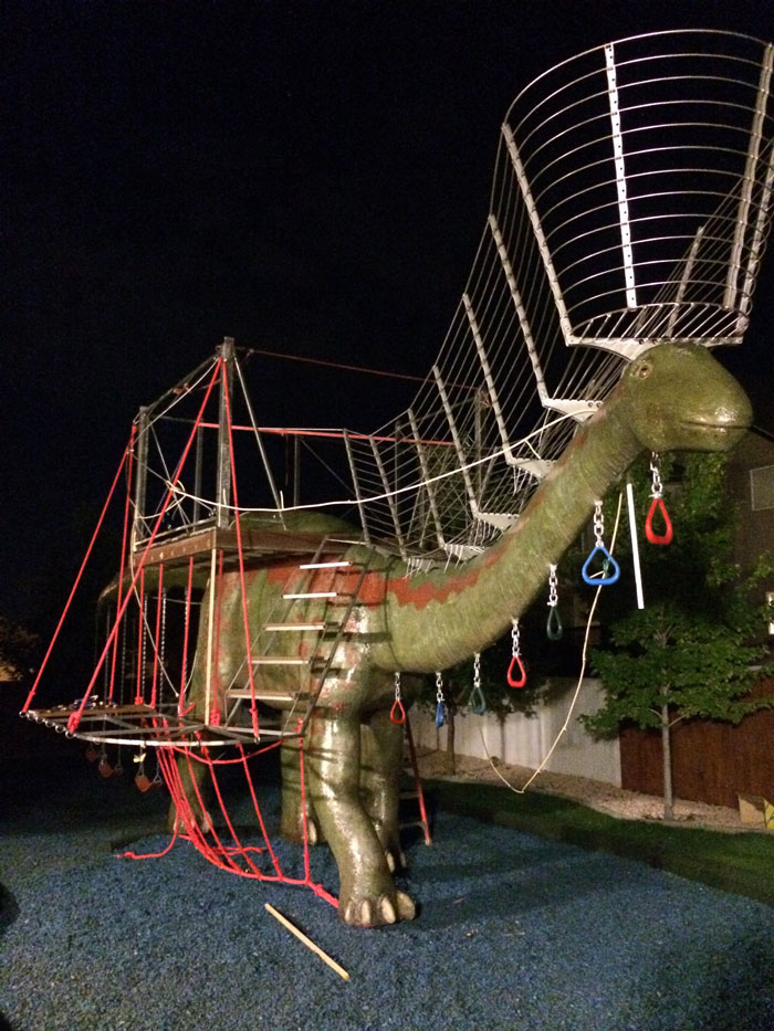 This Dad Should Win An Award For Building An Incredible 14-Meter Dinosaur Jungle Gym For His Kids This Dad Should Win An Award For Building An Incredible 14-Meter Dinosaur Jungle Gym For His Kids