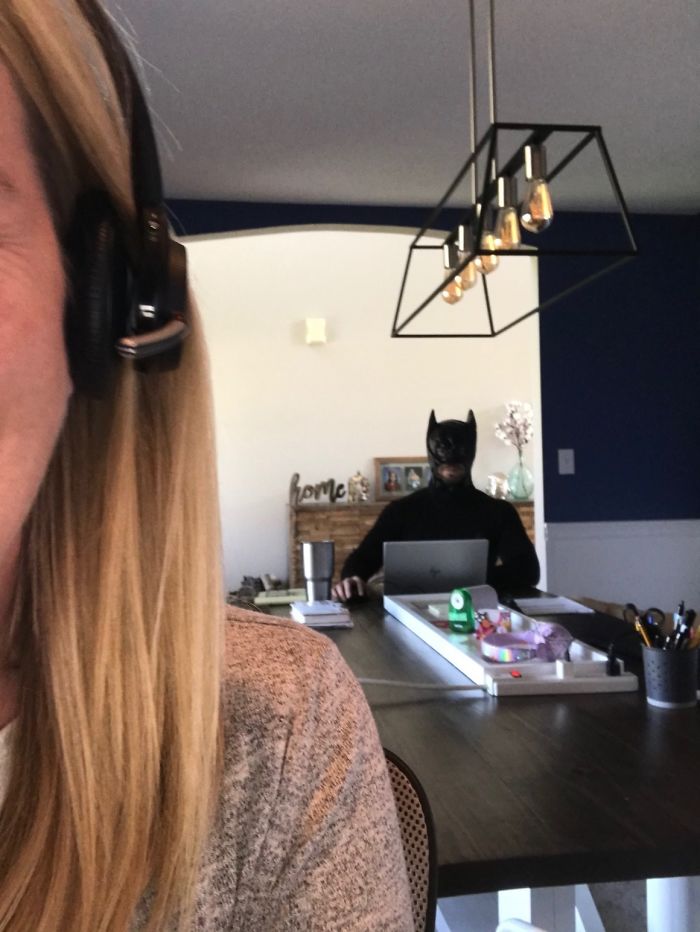 Man Continuously Tries To Embarrass His Wife During Her Zoom Calls By Hilariously Photobombing Them Man Continuously Tries To Embarrass His Wife During Her Zoom Calls By Hilariously Photobombing Them