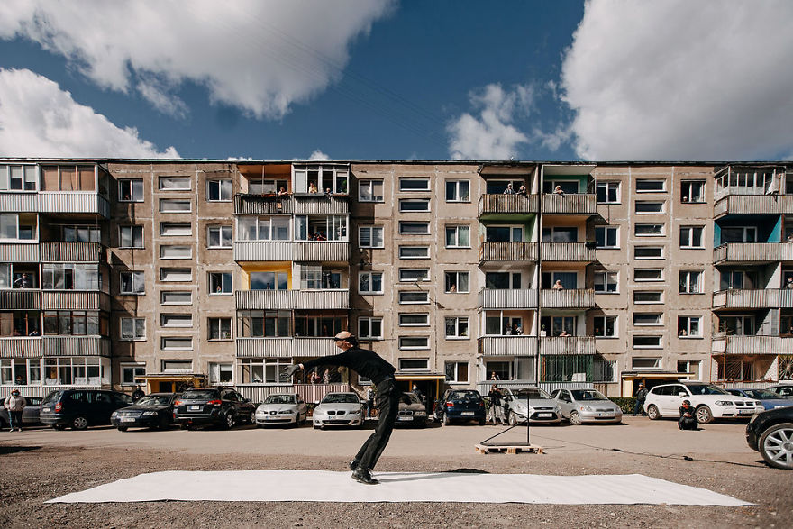 Kaunas’ Courtyards Transform Into Stages As Various Artists Perform For Quarantined People Kaunas’ Courtyards Transform Into Stages As Various Artists Perform For Quarantined People