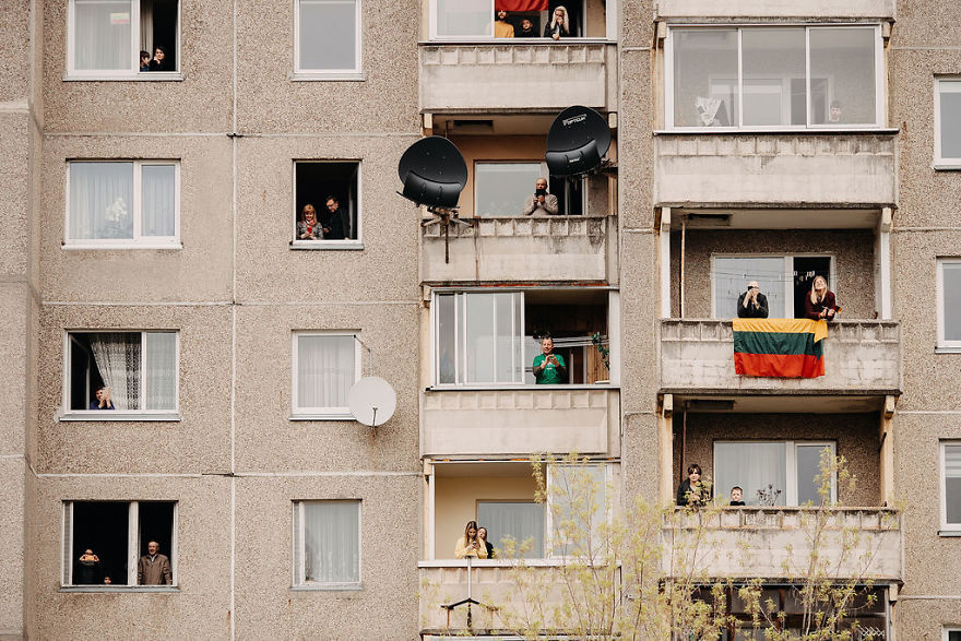Kaunas’ Courtyards Transform Into Stages As Various Artists Perform For Quarantined People Kaunas’ Courtyards Transform Into Stages As Various Artists Perform For Quarantined People