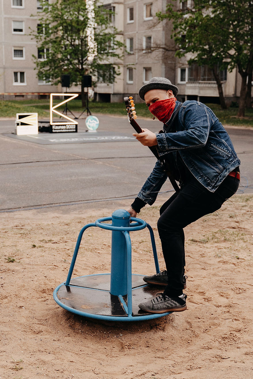 Kaunas’ Courtyards Transform Into Stages As Various Artists Perform For Quarantined People Kaunas’ Courtyards Transform Into Stages As Various Artists Perform For Quarantined People