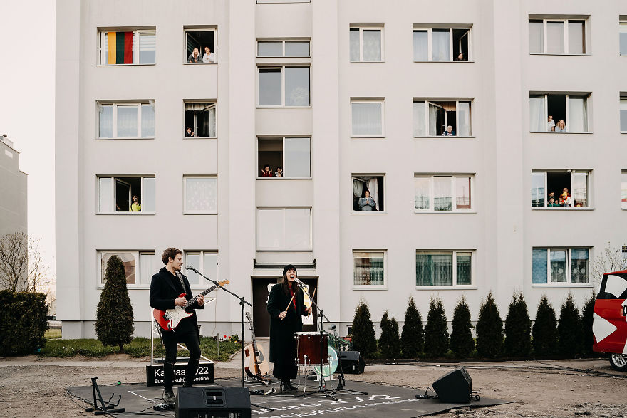 Kaunas’ Courtyards Transform Into Stages As Various Artists Perform For Quarantined People Kaunas’ Courtyards Transform Into Stages As Various Artists Perform For Quarantined People