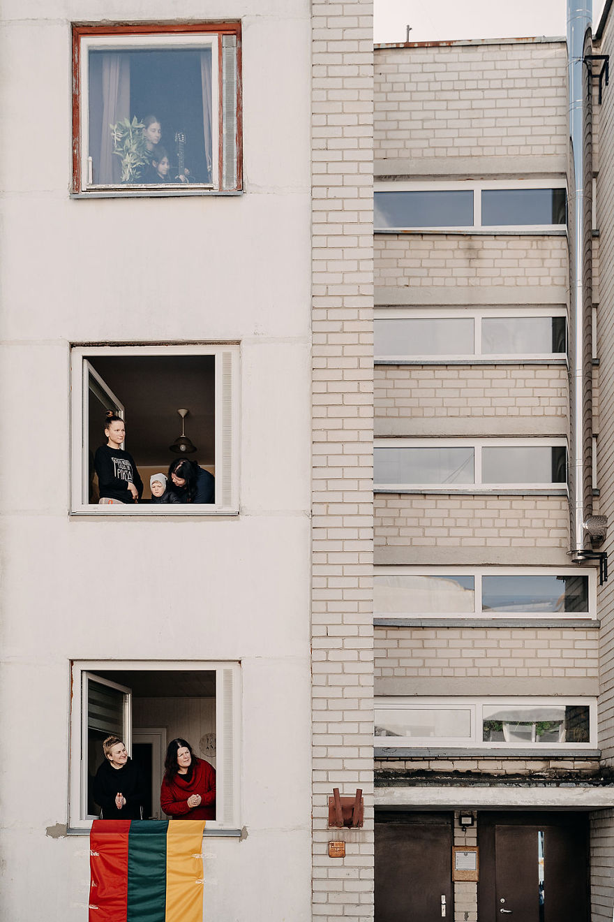 Kaunas’ Courtyards Transform Into Stages As Various Artists Perform For Quarantined People Kaunas’ Courtyards Transform Into Stages As Various Artists Perform For Quarantined People