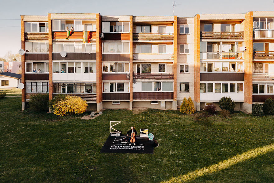 Kaunas’ Courtyards Transform Into Stages As Various Artists Perform For Quarantined People Kaunas’ Courtyards Transform Into Stages As Various Artists Perform For Quarantined People