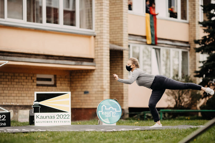 Kaunas’ Courtyards Transform Into Stages As Various Artists Perform For Quarantined People Kaunas’ Courtyards Transform Into Stages As Various Artists Perform For Quarantined People