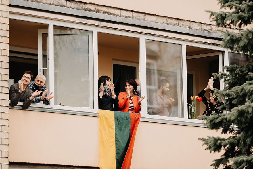 Kaunas’ Courtyards Transform Into Stages As Various Artists Perform For Quarantined People Kaunas’ Courtyards Transform Into Stages As Various Artists Perform For Quarantined People