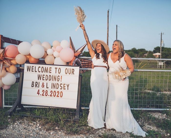 Couple Gets Married In A Drive-In Movie Theater With Guests In Their Cars After Canceling Their Original Venue Due To Coronavirus Couple Gets Married In A Drive-In Movie Theater With Guests In Their Cars After Canceling Their Original Venue Due To Coronavirus