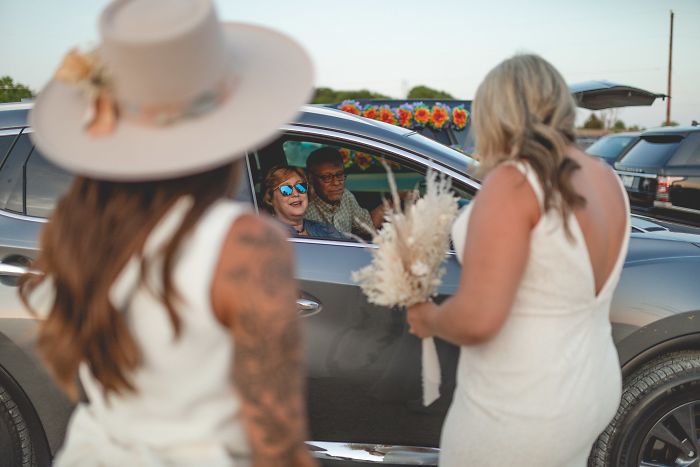 Couple Gets Married In A Drive-In Movie Theater With Guests In Their Cars After Canceling Their Original Venue Due To Coronavirus Couple Gets Married In A Drive-In Movie Theater With Guests In Their Cars After Canceling Their Original Venue Due To Coronavirus
