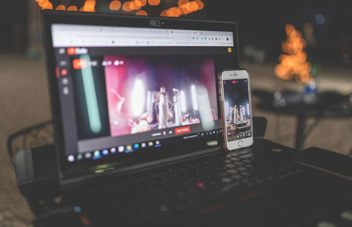 Couple Gets Married In A Drive-In Movie Theater With Guests In Their Cars After Canceling Their Original Venue Due To Coronavirus Couple Gets Married In A Drive-In Movie Theater With Guests In Their Cars After Canceling Their Original Venue Due To Coronavirus