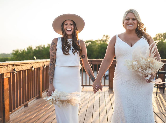 Couple Gets Married In A Drive-In Movie Theater With Guests In Their Cars After Canceling Their Original Venue Due To Coronavirus Couple Gets Married In A Drive-In Movie Theater With Guests In Their Cars After Canceling Their Original Venue Due To Coronavirus