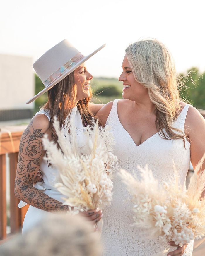 Couple Gets Married In A Drive-In Movie Theater With Guests In Their Cars After Canceling Their Original Venue Due To Coronavirus Couple Gets Married In A Drive-In Movie Theater With Guests In Their Cars After Canceling Their Original Venue Due To Coronavirus