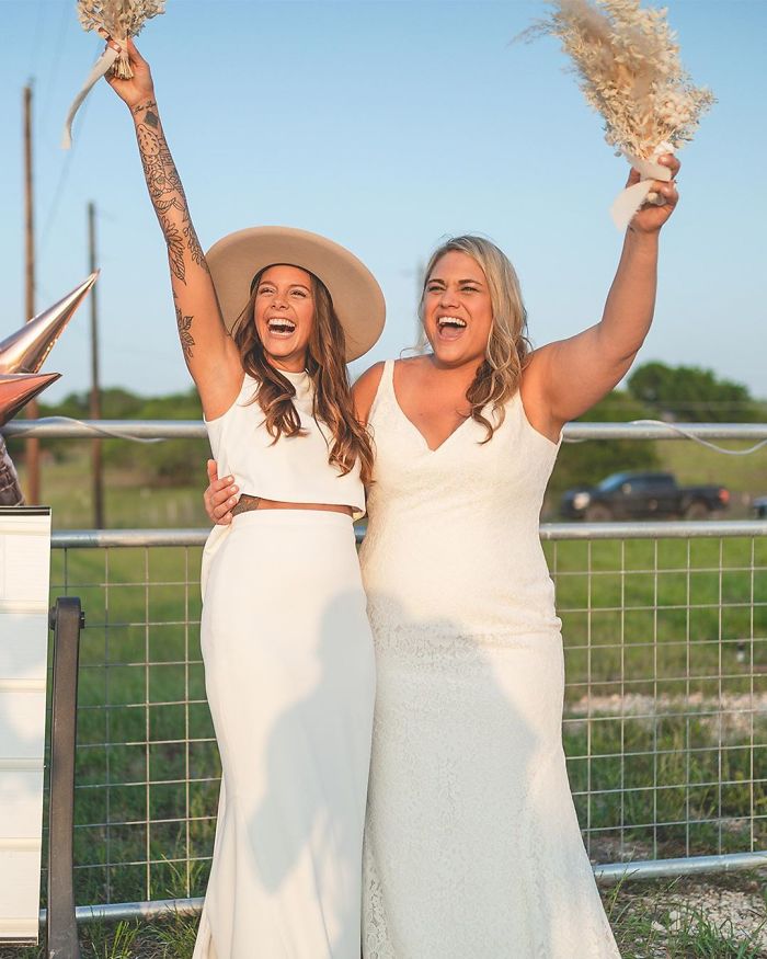 Couple Gets Married In A Drive-In Movie Theater With Guests In Their Cars After Canceling Their Original Venue Due To Coronavirus Couple Gets Married In A Drive-In Movie Theater With Guests In Their Cars After Canceling Their Original Venue Due To Coronavirus