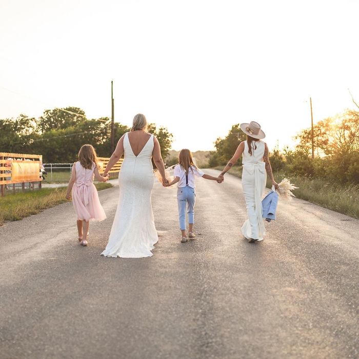 Couple Gets Married In A Drive-In Movie Theater With Guests In Their Cars After Canceling Their Original Venue Due To Coronavirus Couple Gets Married In A Drive-In Movie Theater With Guests In Their Cars After Canceling Their Original Venue Due To Coronavirus