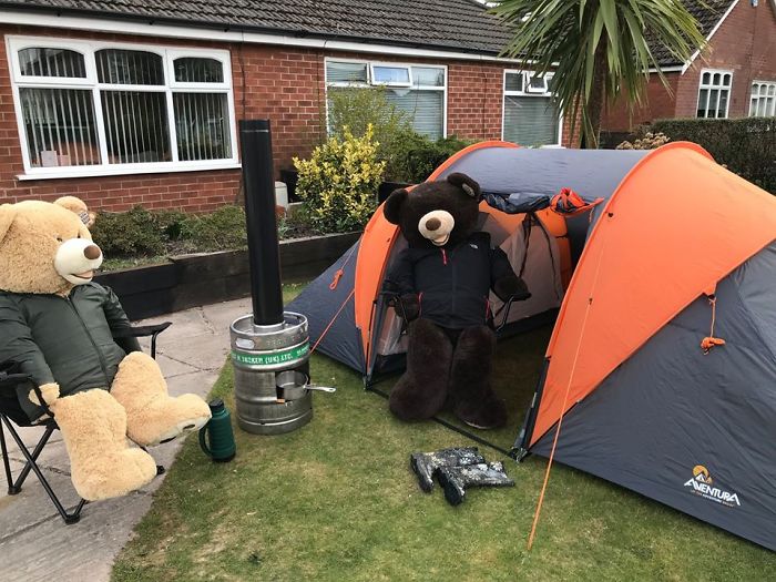 Meet Ted & Ed, Two Giant Teddy Bears That Are Bringing Positivity To Their Entire Neighborhood During The Pandemic Meet Ted & Ed, Two Giant Teddy Bears That Are Bringing Positivity To Their Entire Neighborhood During The Pandemic
