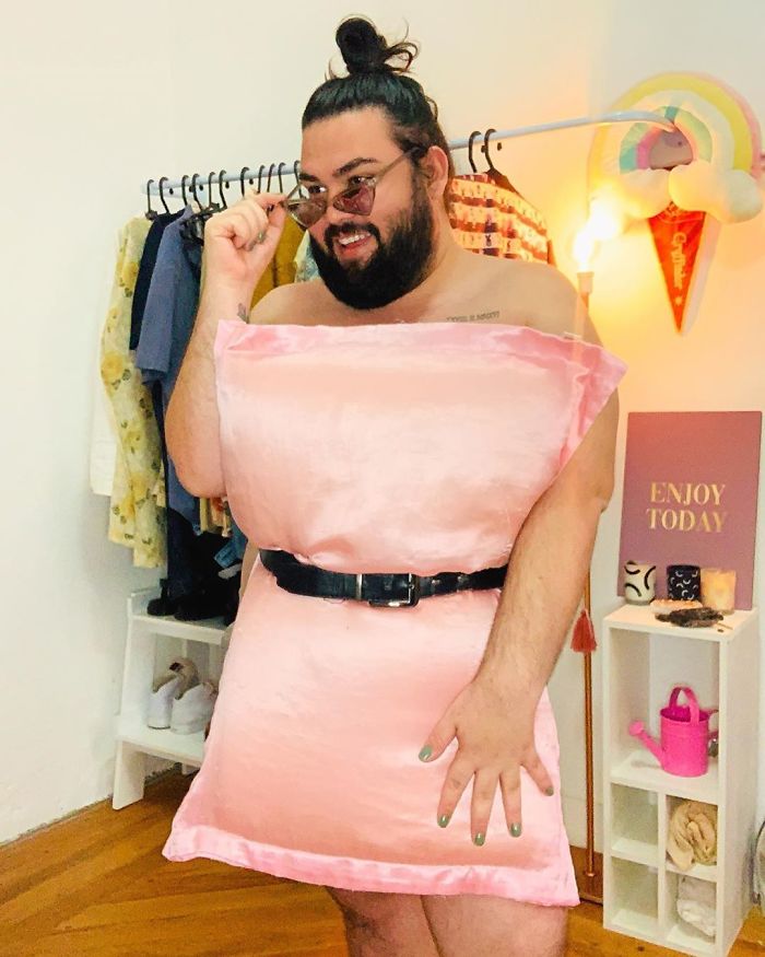 People Are So Bored They Started A Pillow-Wearing Challenge And Here Are The Best Pics (60 Pics) People Are So Bored They Started A Pillow-Wearing Challenge And Here Are The Best Pics (60 Pics)
