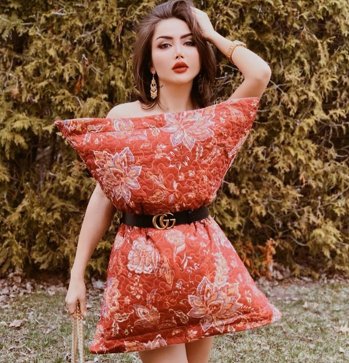 People Are So Bored They Started A Pillow-Wearing Challenge And Here Are The Best Pics (60 Pics) People Are So Bored They Started A Pillow-Wearing Challenge And Here Are The Best Pics (60 Pics)