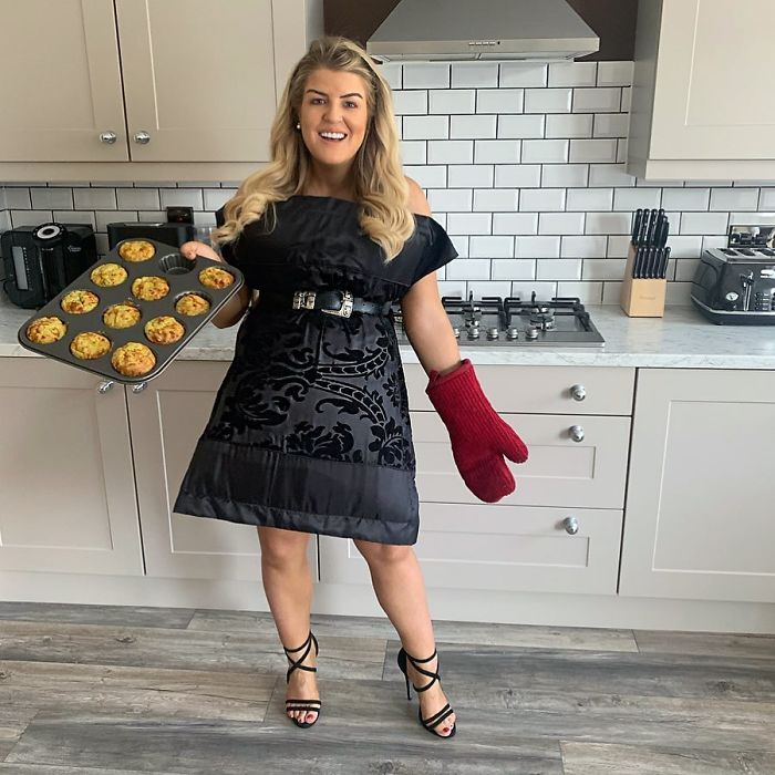 People Are So Bored They Started A Pillow-Wearing Challenge And Here Are The Best Pics (60 Pics) People Are So Bored They Started A Pillow-Wearing Challenge And Here Are The Best Pics (60 Pics)