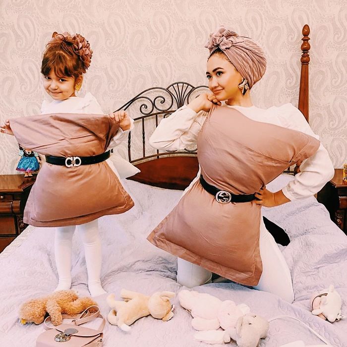 People Are So Bored They Started A Pillow-Wearing Challenge And Here Are The Best Pics (60 Pics) People Are So Bored They Started A Pillow-Wearing Challenge And Here Are The Best Pics (60 Pics)