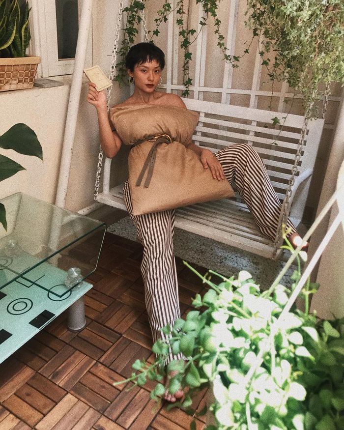 People Are So Bored They Started A Pillow-Wearing Challenge And Here Are The Best Pics (60 Pics) People Are So Bored They Started A Pillow-Wearing Challenge And Here Are The Best Pics (60 Pics)