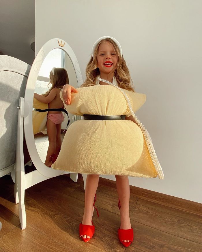 People Are So Bored They Started A Pillow-Wearing Challenge And Here Are The Best Pics (60 Pics) People Are So Bored They Started A Pillow-Wearing Challenge And Here Are The Best Pics (60 Pics)
