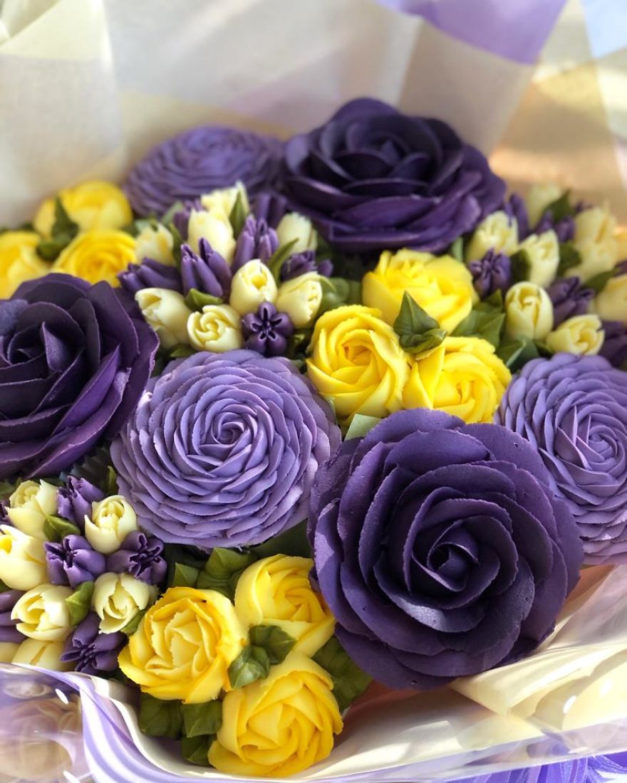 I Make Botanically Realistic Buttercream Frosting Flowers, And You Can Too