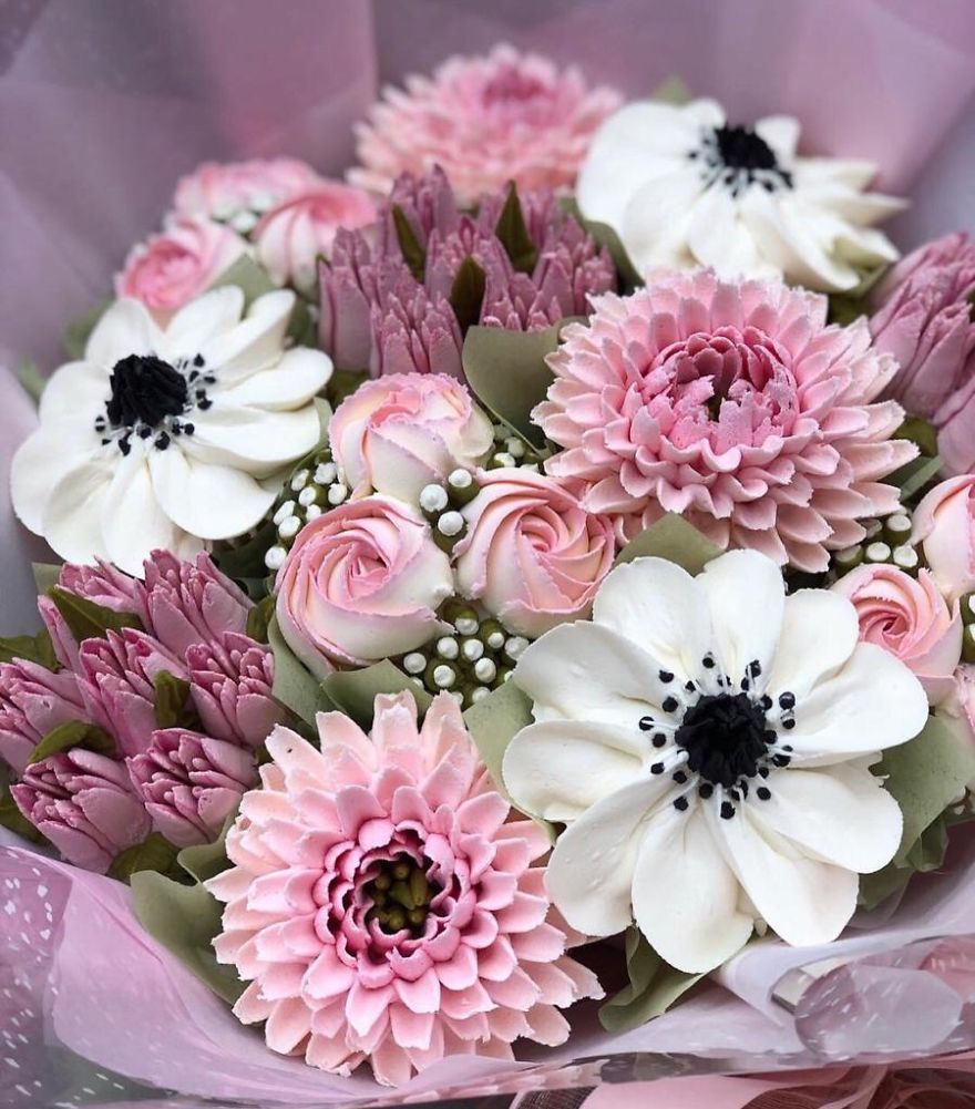 I Make Botanically Realistic Buttercream Frosting Flowers, And You Can Too