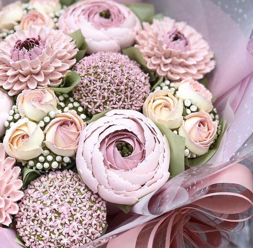 I Make Botanically Realistic Buttercream Frosting Flowers, And You Can Too