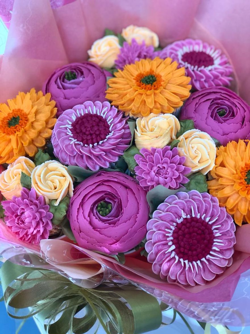 I Make Botanically Realistic Buttercream Frosting Flowers, And You Can Too