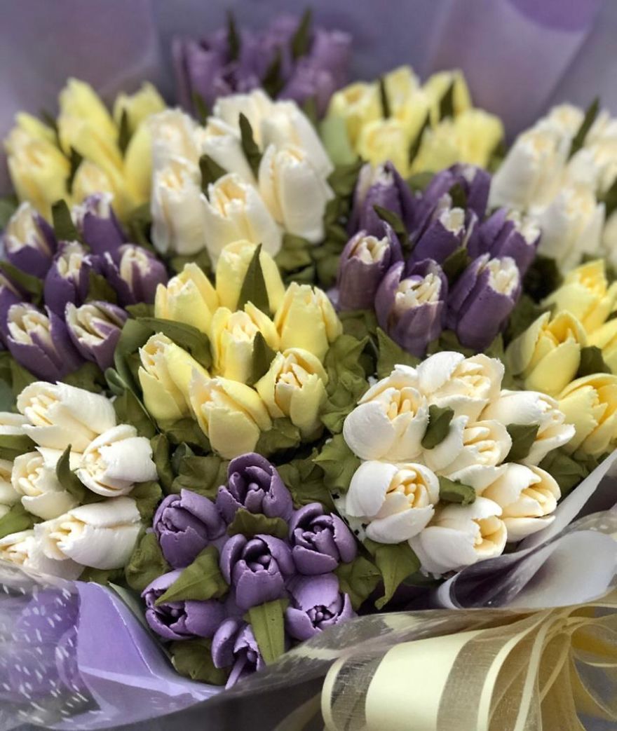 I Make Botanically Realistic Buttercream Frosting Flowers, And You Can Too