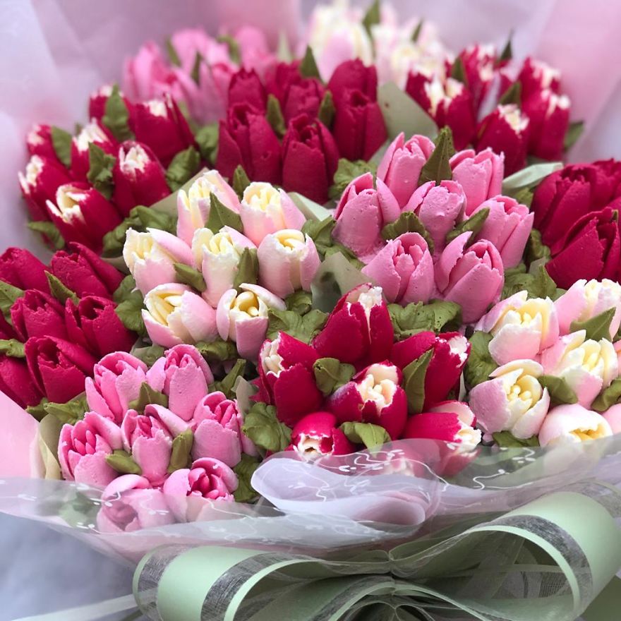 I Make Botanically Realistic Buttercream Frosting Flowers, And You Can Too