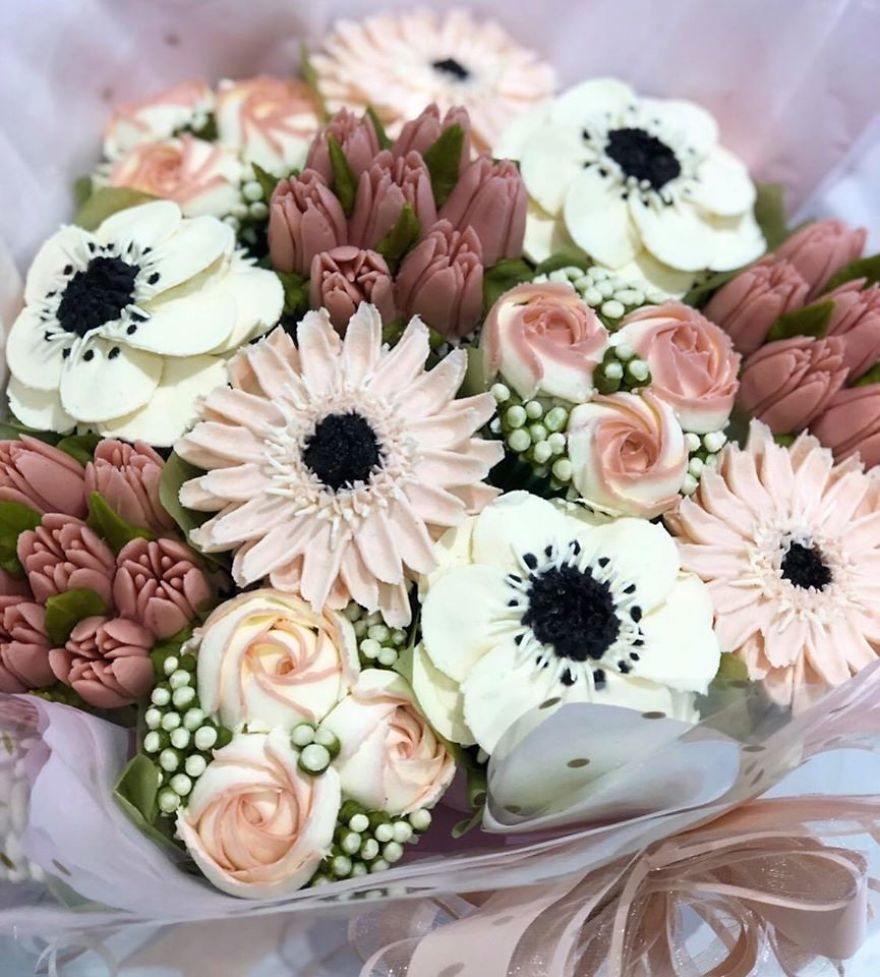 I Make Botanically Realistic Buttercream Frosting Flowers, And You Can Too