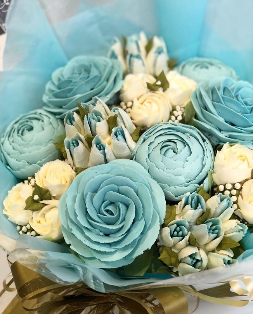 I Make Botanically Realistic Buttercream Frosting Flowers, And You Can Too