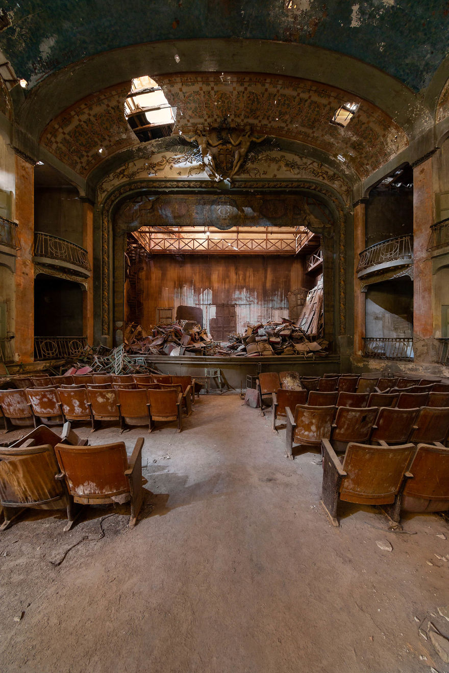 I Capture A Mysterious Theater Abandoned For Over 60 Years (6 Pics) I Capture A Mysterious Theater Abandoned For Over 60 Years (6 Pics)